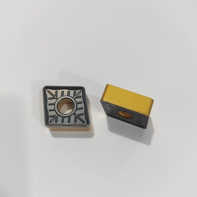 Inserti di tornitura a carburo con rivestimento bicolore